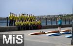 05.09.2023, Irland Land und Leute, Surfer- und Kstenstadt Tramore bei Waterford (Irland) im Sdosten.  Eine Surfergruppe mit Schlern bei einem Surfkurs macht vorher ein Gruppenfoto an der Kaimauer.