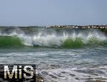 05.09.2023, Irland Land und Leute, Surfer- und Kstenstadt Tramore bei Waterford (Irland) im Sdosten. Wellen und Brandung im Atlantischen Ozean.