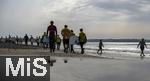 05.09.2023, Irland Land und Leute, Surfer- und Kstenstadt Tramore bei Waterford (Irland) im Sdosten im County Waterford.  Eine Surfergruppe mit Schlern bei einem Surfkurs 