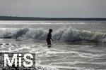 05.09.2023, Irland Land und Leute, Surfer- und Kstenstadt Tramore bei Waterford (Irland) im Sdosten. Mdchen badet in der Brandung im Atlantischen Ozean.