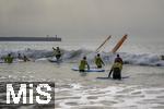 05.09.2023, Irland Land und Leute, Surfer- und Kstenstadt Tramore bei Waterford (Irland) im Sdosten im County Waterford.  Eine Surfergruppe mit Schlern bei einem Surfkurs 