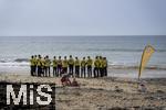 05.09.2023, Irland Land und Leute, Surfer- und Kstenstadt Tramore bei Waterford (Irland) im Sdosten im County Waterford.  Eine Surfergruppe mit Schlern bei einem Surfkurs