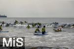 05.09.2023, Irland Land und Leute, Surfer- und Kstenstadt Tramore bei Waterford (Irland) im Sdosten im County Waterford.  Eine Surfergruppe mit Schlern bei einem Surfkurs