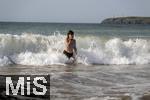 05.09.2023, Irland Land und Leute, Surfer- und Kstenstadt Tramore bei Waterford (Irland) im Sdosten im County Waterford.  Mdchen badet in der Brandung des Atlanischen Ozeans. 