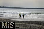 05.09.2023, Irland Land und Leute, Surfer- und Kstenstadt Tramore bei Waterford (Irland) im Sdosten im County Waterford.  Eine Surfergruppe mit Schlern bei einem Surfkurs 