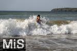 05.09.2023, Irland Land und Leute, Surfer- und Kstenstadt Tramore bei Waterford (Irland) im Sdosten im County Waterford.  Mdchen badet in der Brandung des Atlanischen Ozeans. 