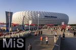 15.09.2023, Fussball 1. Bundesliga 2023/2024, 4.Spieltag, FC Bayern München - Bayer 04 Leverkusen, in der Allianz-Arena München. Zahlreiche Fans tummeln sich vor dem Spiel noch auf der Esplanade vor dem Stadion-Eingang.
