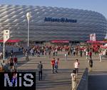 15.09.2023, Fussball 1. Bundesliga 2023/2024, 4.Spieltag, FC Bayern München - Bayer 04 Leverkusen, in der Allianz-Arena München. Zahlreiche Fans tummeln sich vor dem Spiel noch auf der Esplanade vor dem Stadion-Eingang.
