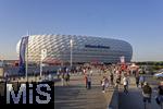 15.09.2023, Fussball 1. Bundesliga 2023/2024, 4.Spieltag, FC Bayern Mnchen - Bayer 04 Leverkusen, in der Allianz-Arena Mnchen. Zahlreiche Fans tummeln sich vor dem Spiel noch auf der Esplanade vor dem Stadion-Eingang.

