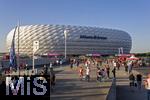 15.09.2023, Fussball 1. Bundesliga 2023/2024, 4.Spieltag, FC Bayern Mnchen - Bayer 04 Leverkusen, in der Allianz-Arena Mnchen. Zahlreiche Fans tummeln sich vor dem Spiel noch auf der Esplanade vor dem Stadion-Eingang.

