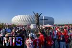 15.09.2023, Fussball 1. Bundesliga 2023/2024, 4.Spieltag, FC Bayern München - Bayer 04 Leverkusen, in der Allianz-Arena München. Zahlreiche Fans haben sich um die neue Gerd Müller Statue auf der Esplanade vor dem Stadion versammelt.