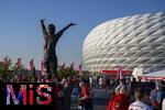 15.09.2023, Fussball 1. Bundesliga 2023/2024, 4.Spieltag, FC Bayern München - Bayer 04 Leverkusen, in der Allianz-Arena München. Zahlreiche Fans haben sich um die neue Gerd Müller Statue auf der Esplanade vor dem Stadion versammelt.