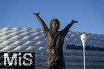 15.09.2023, Fussball 1. Bundesliga 2023/2024, 4.Spieltag, FC Bayern München - Bayer 04 Leverkusen, in der Allianz-Arena München. Die neue Gerd Müller Statue auf der Esplanade vor dem Stadion.