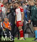 20.09.2023,  Fussball UEFA Championsleague 2023/2024: 1.Spieltag Vorrunde,  FC Bayern Mnchen - Manchester United, in der Allianz-Arena Mnchen. v.li: Co-Trainer Zsolt Lw (Bayern Mnchen) gibt Thomas Mller (FC Bayern Mnchen) Anweisungen vor seiner Einwechslung.

