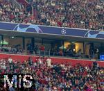 20.09.2023,  Fussball UEFA Championsleague 2023/2024: 1.Spieltag Vorrunde,  FC Bayern Mnchen - Manchester United, in der Allianz-Arena Mnchen. Trainer Thomas Tuchel (FC Bayern Mnchen) beobachtet das Spiel aus einer Loge (mitte zwischen den Ordnern mit den roten Leibchen) herab, nach seinem Platzverweis in der Vorrunde.

