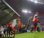 20.09.2023,  Fussball UEFA Championsleague 2023/2024: 1.Spieltag Vorrunde,  FC Bayern Mnchen - Manchester United, in der Allianz-Arena Mnchen. v.l. Jamal Musiala (FC Bayern Mnchen) und Serge Gnabry (FC Bayern Mnchen)  laufen ins Spiel ein.

