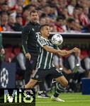 20.09.2023,  Fussball UEFA Championsleague 2023/2024: 1.Spieltag Vorrunde,  FC Bayern Mnchen - Manchester United, in der Allianz-Arena Mnchen. Co-Trainer Zsolt Lw (FC Bayern Mnchen) macht heute den Ersatz fr Trainer Thomas Tuchel (FC Bayern Mnchen) 
Er beobachtet  Sergio Reguilon (Manchester United) 
