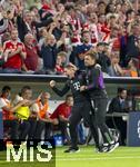 20.09.2023,  Fussball UEFA Championsleague 2023/2024: 1.Spieltag Vorrunde,  FC Bayern Mnchen - Manchester United, in der Allianz-Arena Mnchen. Torjubel von Co-Trainer Anthony Barry (Bayern Mnchen) umarnnt Co-Trainer Zsolt Lw (FC Bayern Mnchen) 

