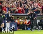 20.09.2023,  Fussball UEFA Championsleague 2023/2024: 1.Spieltag Vorrunde,  FC Bayern Mnchen - Manchester United, in der Allianz-Arena Mnchen. Torjubel von Co-Trainer Anthony Barry (Bayern Mnchen) umarnnt Co-Trainer Zsolt Lw (FC Bayern Mnchen) 

