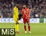 20.09.2023,  Fussball UEFA Championsleague 2023/2024: 1.Spieltag Vorrunde,  FC Bayern Mnchen - Manchester United, in der Allianz-Arena Mnchen. v.l.  Torwart Andre Onana (Manchester United) und Noussair Mazraoui (FC Bayern Mnchen) unterhalten sich

