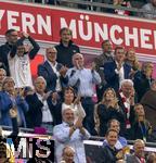 20.09.2023,  Fussball UEFA Championsleague 2023/2024: 1.Spieltag Vorrunde,  FC Bayern Mnchen - Manchester United, in der Allianz-Arena Mnchen. Ehren-Prsident Uli Hoene (FC Bayern Mnchen, Hoeness) und Ex-Vorstandsvorsitzender Karl-Heinz Rummenigge (FC Bayern Mnchen) applaudieren 

