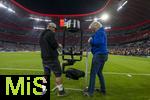 20.09.2023,  Fussball UEFA Championsleague 2023/2024: 1.Spieltag Vorrunde,  FC Bayern Mnchen - Manchester United, in der Allianz-Arena Mnchen. Mechaniker montieren die Spidercam vom Stadiondach ab nach dem Spiel.

