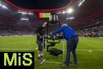 20.09.2023,  Fussball UEFA Championsleague 2023/2024: 1.Spieltag Vorrunde,  FC Bayern Mnchen - Manchester United, in der Allianz-Arena Mnchen. Mechaniker montieren die Spidercam vom Stadiondach ab nach dem Spiel.

