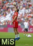 20.09.2023,  Fussball UEFA Championsleague 2023/2024: 1.Spieltag Vorrunde,  FC Bayern Mnchen - Manchester United, in der Allianz-Arena Mnchen. Harry Kane (FC Bayern Mnchen) fngt den Ball beim Aufwrmen.

