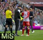 23.09.2023, Fussball 1. Bundesliga 2023/2024, 5.Spieltag, FC Bayern Mnchen - VfL Bochum, in der Allianz-Arena Mnchen. Trainer Thomas Tuchel (FC Bayern Mnchen) im Gesprch mit Leroy Sane (re, Bayern Mnchen) 

