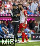 23.09.2023, Fussball 1. Bundesliga 2023/2024, 5.Spieltag, FC Bayern Mnchen - VfL Bochum, in der Allianz-Arena Mnchen. v.li: Trainer Thomas Tuchel (FC Bayern Mnchen) nimmt Eric Maxim Choupo-Moting (FC Bayern Mnchen) in den Arm.

