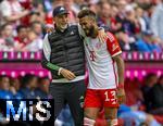 23.09.2023, Fussball 1. Bundesliga 2023/2024, 5.Spieltag, FC Bayern Mnchen - VfL Bochum, in der Allianz-Arena Mnchen. v.li: Trainer Thomas Tuchel (FC Bayern Mnchen) nimmt Eric Maxim Choupo-Moting (FC Bayern Mnchen) in den Arm.

