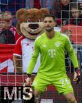 23.09.2023, Fussball 1. Bundesliga 2023/2024, 5.Spieltag, FC Bayern Mnchen - VfL Bochum, in der Allianz-Arena Mnchen. Bayern-Maskottchen Berni beobachtet Torwart Sven Ulreich (FC Bayern Mnchen) sehr genau von seinem Platz hinter dem Tor.

