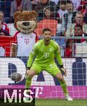 23.09.2023, Fussball 1. Bundesliga 2023/2024, 5.Spieltag, FC Bayern Mnchen - VfL Bochum, in der Allianz-Arena Mnchen. Bayern-Maskottchen Berni beobachtet Torwart Sven Ulreich (FC Bayern Mnchen) sehr genau von seinem Platz hinter dem Tor.

