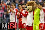 23.09.2023, Fussball 1. Bundesliga 2023/2024, 5.Spieltag, FC Bayern Mnchen - VfL Bochum, in der Allianz-Arena Mnchen. Schlussjubel mit Thomas Mller (FC Bayern Mnchen), Jamal Musiala (FC Bayern Mnchen), Noussair Mazraoui (FC Bayern Mnchen), Maskottchen Berni, Torwart Sven Ulreich (FC Bayern Mnchen), 

