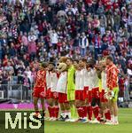 23.09.2023, Fussball 1. Bundesliga 2023/2024, 5.Spieltag, FC Bayern Mnchen - VfL Bochum, in der Allianz-Arena Mnchen. Schlussjubel mit Jamal Musiala (FC Bayern Mnchen), Thomas Mller (FC Bayern Mnchen), Noussair Mazraoui (FC Bayern Mnchen), Maskottchen Berni, Torwart Sven Ulreich (FC Bayern Mnchen), Min-jae Kim (Bayern Mnchen, Minjae Kim), Harry Kane (FC Bayern Mnchen), Leon Goretzka (FC Bayern Mnchen), Mathys Tel (Bayern Mnchen), Leon Goretzka (FC Bayern Mnchen), Dayot Upamecano (FC Bayern Mnchen), Serge Gnabry (FC Bayern Mnchen), Frans Krtzig (Bayern Mnchen), Konrad Laimer (FC Bayern Mnchen), Torwart Daniel Peretz (FC Bayern Mnchen) 

