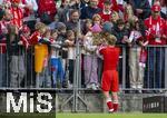 23.09.2023, Fussball 1. Bundesliga 2023/2024, 5.Spieltag, FC Bayern Mnchen - VfL Bochum, in der Allianz-Arena Mnchen. Frans Krtzig (Bayern Mnchen) verschenkt nach dem Spiel sein Trikot seinen Freunden, Familie und Fans.

