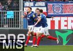 11.11.2023, Fussball 2. Bundesliga 2023/2024, 13. Spieltag, Holstein Kiel - Hamburger SV, im Holstein-Stadion Kiel. Jubel (L-R) Torschtze Benedikt Pichler (Holstein Kiel), Philipp Sander (Holstein Kiel) und Marco Komenda (Holstein Kiel) zum Tor zum 2:0


