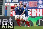 11.11.2023, Fussball 2. Bundesliga 2023/2024, 13. Spieltag, Holstein Kiel - Hamburger SV, im Holstein-Stadion Kiel. Jubel (L-R) Torschtze Benedikt Pichler (Holstein Kiel), Philipp Sander (Holstein Kiel) und Marco Komenda (Holstein Kiel) zum Tor zum 2:0


