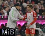 11.11.2023, Fussball 1. Bundesliga 2023/2024, 11.Spieltag, FC Bayern Mnchen - 1.FC Heidenheim, in der Allianz-Arena Mnchen. v.l. Trainer Thomas Tuchel (FC Bayern Mnchen) shakehands mit Thomas Mller (FC Bayern Mnchen) 

