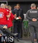 12.11.2023, Fussball 1. Bundesliga 2023/2024,  FC Bayern München, Jahreshauptversammlung 2023 im AUDI-Dome München. Trainer Thomas Tuchel (FC Bayern München) kommt in die Halle und schreibt den Fans Autogramme.