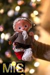 15.11.2023, Weihnachten 2023 in Deutschland, Ein festlich dekorierter Weihnachtsbaum in einer Wohnung im Unterallgäu. Ein Geschenk: Eine alte Figur aus der DDR, das berühmte Sandmännchen.