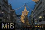 20.11.2023, Hauptstadt Wien (Österreich) erstrahlt im vorweihnachtlichem Glanz, impressionen vom Stephansplatz, Festliche Weihnachtsbeleuchtung erstrahlt in der Fussgängerzone über den Köpfen der Besucher. Hinten der Pestbrunnen. 