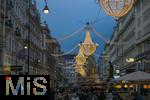 20.11.2023, Hauptstadt Wien (sterreich) erstrahlt im vorweihnachtlichem Glanz, impressionen vom Stephansplatz, Festliche Weihnachtsbeleuchtung erstrahlt in der Fussgngerzone ber den Kpfen der Besucher. Hinten der Pestbrunnen.
 