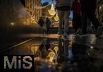 20.11.2023, Hauptstadt Wien (Österreich) erstrahlt im vorweihnachtlichem Glanz, impressionen vom Stephansplatz, Festliche Weihnachtsbeleuchtung erstrahlt in der Fussgängerzone und spiegelt sich in einer Pfütze.
