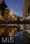 20.11.2023, Hauptstadt Wien (sterreich) erstrahlt im vorweihnachtlichem Glanz, impressionen vom Stephansplatz, Festliche Weihnachtsbeleuchtung erstrahlt in der Fussgngerzone und spiegelt sich in einer Pftze.

