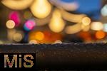 20.11.2023, Hauptstadt Wien (Österreich) erstrahlt im vorweihnachtlichem Glanz, impressionen vom Stephansplatz, Wassertropfen spiegeln sich auf einem Geländer an der U-Bahn.