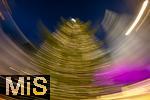 20.11.2023, Hauptstadt Wien (Österreich) erstrahlt im vorweihnachtlichem Glanz, Impressionen vom Weihnachtsmarkt am bunt beleuchteten Stephansdom. Wischaufnahme.