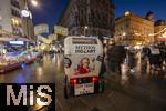 20.11.2023, Hauptstadt Wien (Österreich) erstrahlt im vorweihnachtlichem Glanz, impressionen vom Stephansplatz, Ein Rickscha für den Besuchertransport wartet auf Kunden, mit der Aufschrift: Mytos Mozart.