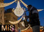 20.11.2023, Hauptstadt Wien (sterreich) erstrahlt im vorweihnachtlichem Glanz, impressionen vom Stephansplatz, Ein Strassenmusiker spielt mit seinem Saxophon unter funkelndem Lichterschein.

