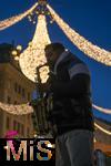 20.11.2023, Hauptstadt Wien (sterreich) erstrahlt im vorweihnachtlichem Glanz, impressionen vom Stephansplatz, Ein Strassenmusiker spielt mit seinem Saxophon unter funkelndem Lichterschein.

